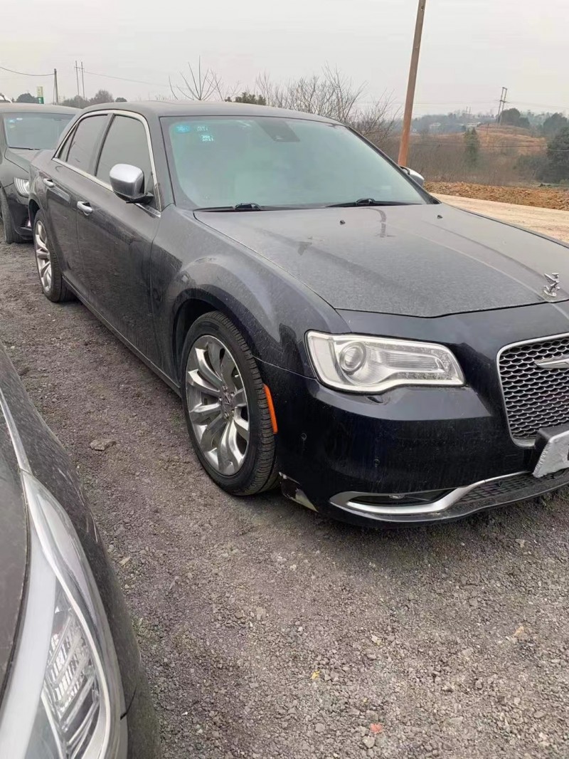 岳阳抵押车17年克莱斯勒300c出售